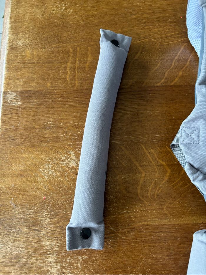 La différence principale est que le PhysioCarrier 2 est une solution tout-en-un (sans accessoire) avec une assise ajustable en largeur pour l’écart du bassin du nourrisson et une partie centrale ajustable en hauteur pour la taille de l’enfant (comme sur l - photo numéro 3