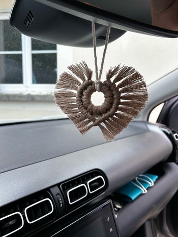 Suspension de rétroviseur en macramé