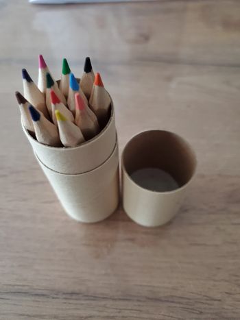 Petite boite crayons de couleur neuve