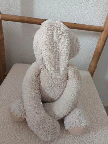 Peluche qui s'accroche au lit lapin