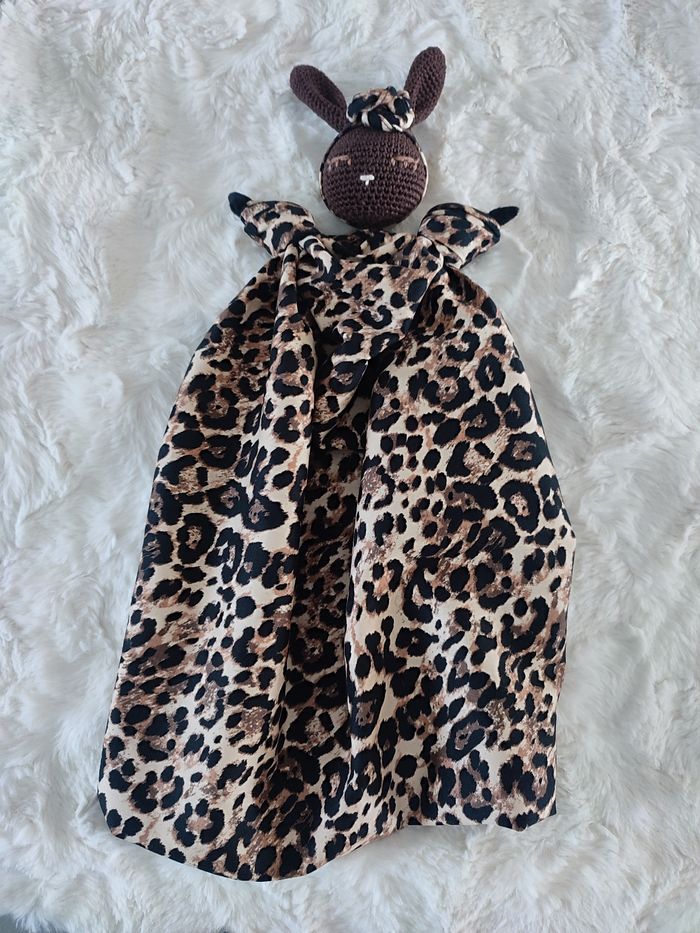 Doudou lapin noir au crochet avec tissu léopard et minki noir