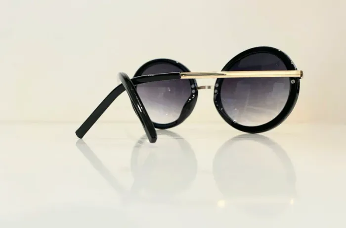 Lunette de soleil femme ronde noire et dorée verres dégradés UV protection catégorie 3 - photo numéro 6