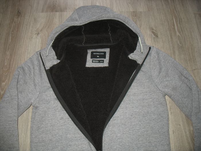 GILET GRIS A CAPUCHE "QUIKSILVER" - TAILLE S - n°01 Gilet gris épais à capuche - Doublure noire tou - photo numéro 3