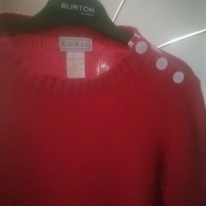 🌸Pull rouge col rond à 3 boutons sur épaule Taille 38/40 "Edeis" 🌸 - photo numéro 2