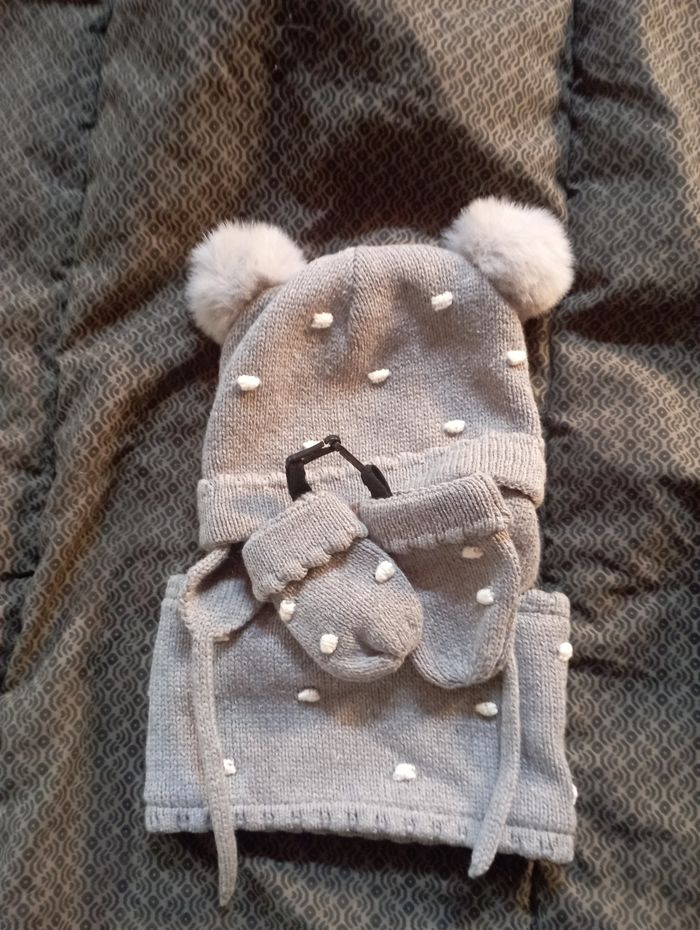 Ensemble bonnet moufles et cache coup