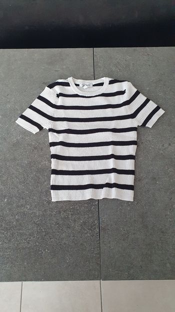 Haut noir et blanc en M