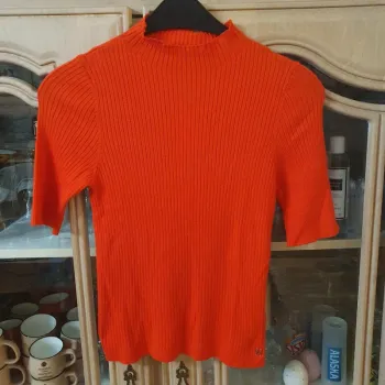 Magnifique haut col montant Couleur orange sanguine taille L Morgan