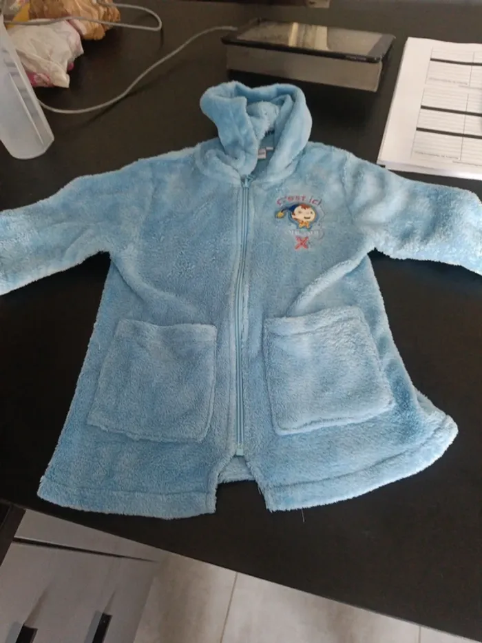 Peignoir tout doux pilou pilou oui oui en tres bon etat taille 2 ans