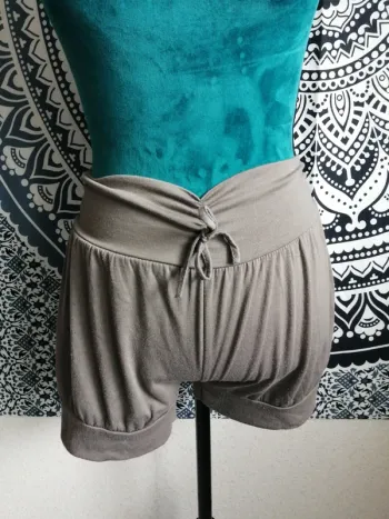 Short kaki, marron resserré aux cuisses / sans marque / (TU)