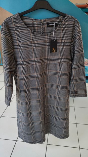 robe grise à carreaux NEUVE taille 36 marque :ONLY