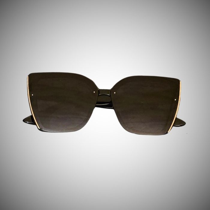 Lunettes de Soleil Femme – Monture Large Noire – Style Papillon/Cat Eye Moderne – Très Bon État