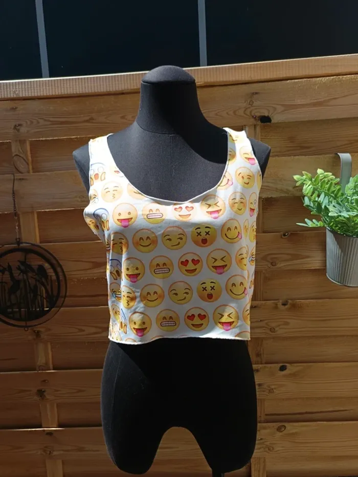 Crop top Emojis taille L - photo numéro 2