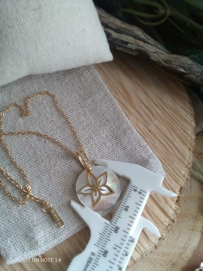 Collier nacre naturelle et fleur de monoï - photo numéro 3