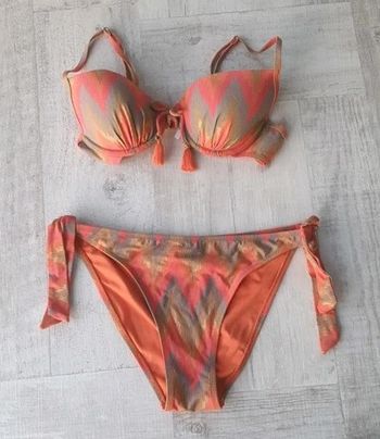 Maillot de bain 2 pièces (bikini) Taille 90B pour le haut et taille 40 pour le bas