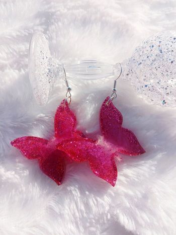 Boucles d'oreilles papillons rose pailleté
