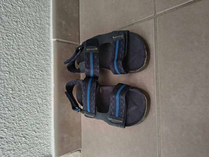 Sandales enfant Kiabi taille 32 a scratch - photo numéro 2