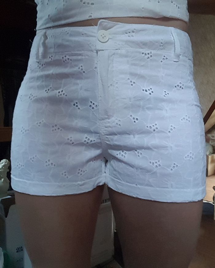 Short blanc en broderie anglaise