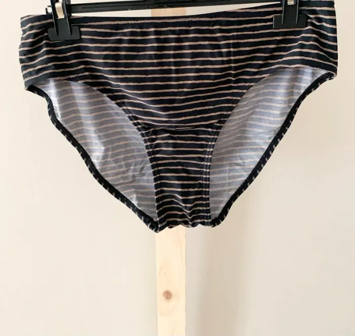Bas de maillot de bain rayé noir et beige