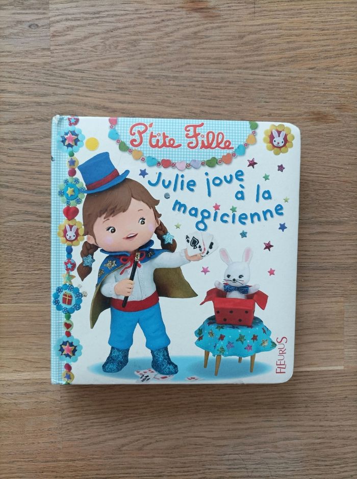 Julie joue à la magicienne