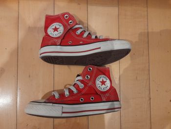Basket montante rouge  en toile Converse , taille 31, très bon état 