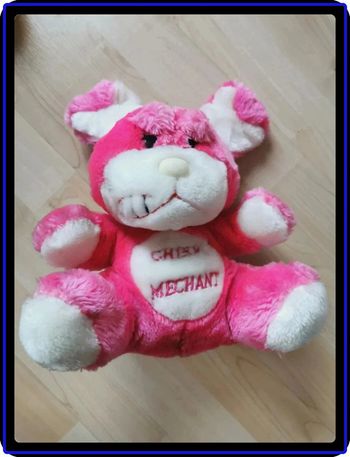 Peluche rose chien méchant