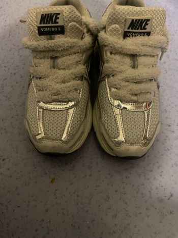 Vomero 5 pointure 39 argenté / blanc