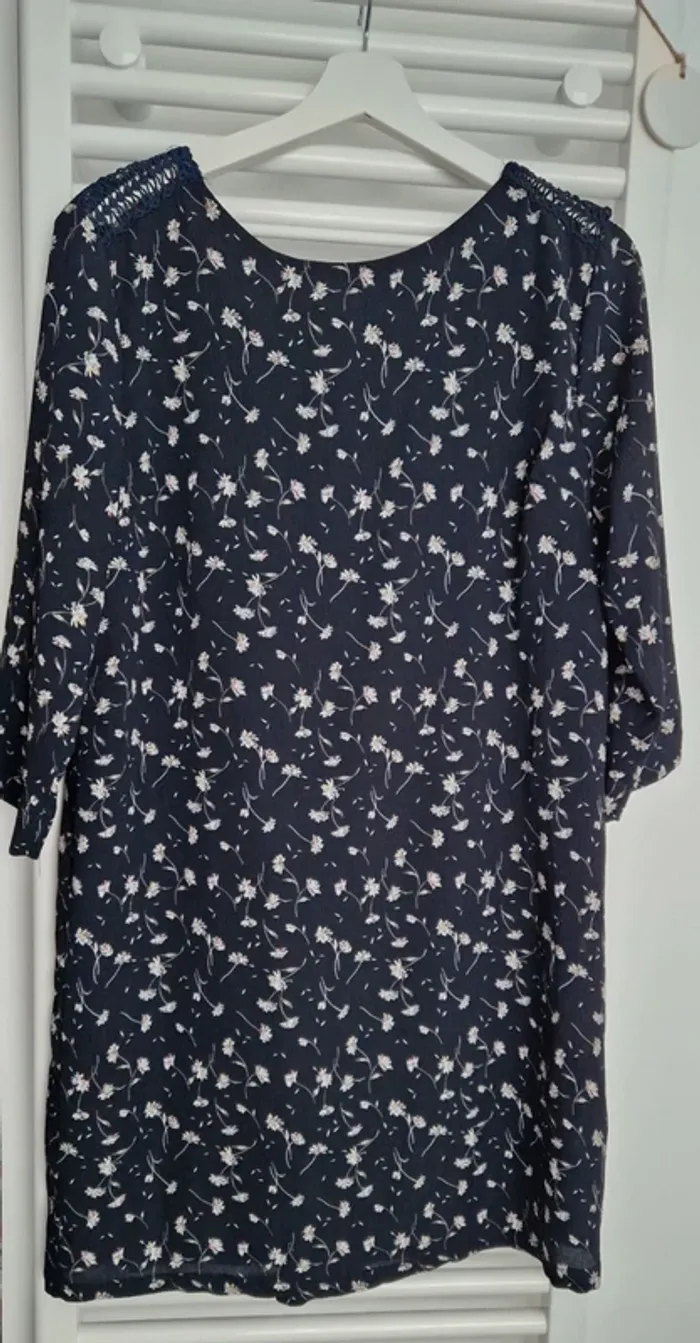 Robe bleu foncé fleurie - photo numéro 2