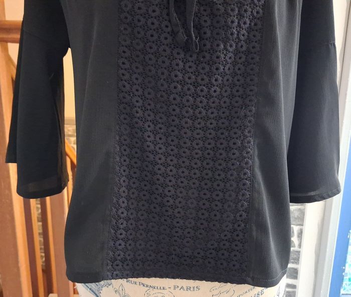 Blouse noire fluide avec le devant en dentelle ajourée - photo numéro 3
