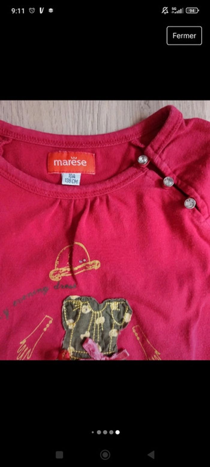 t-shirt rouge avec styliste et jupe plissée kaki broderie et breloques, jolis détails Marèse 10 ans - photo numéro 9