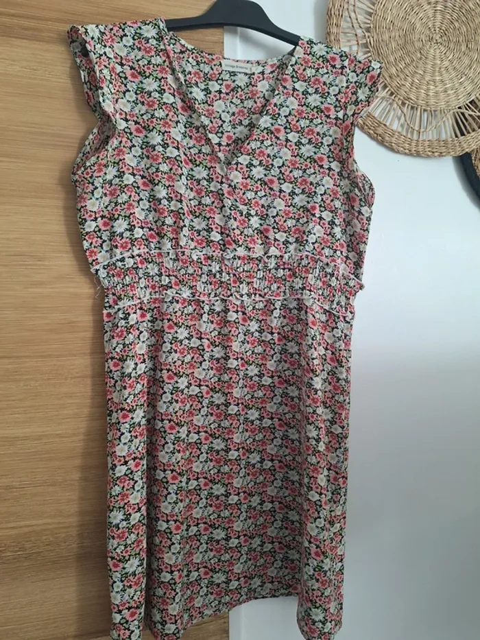 Robe courte rose fleurie