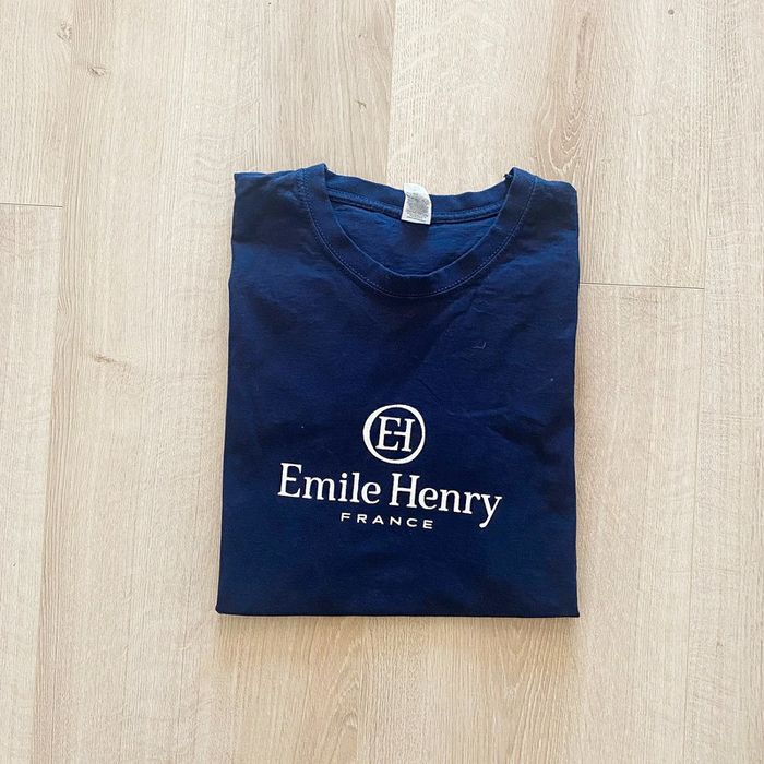 Emile Henry Marcigny T-Shirt officiel Homme Bleu Profond Exclusive Collection France (Taille M)