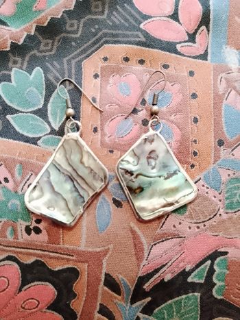 boucles d'oreilles en nacre verte sur métal argenté vintage années 90.