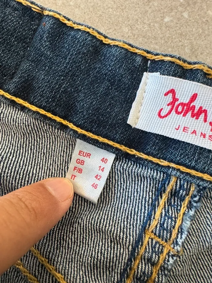 Jean John Baner, taille 40, très bon état 42*105cm - photo numéro 3