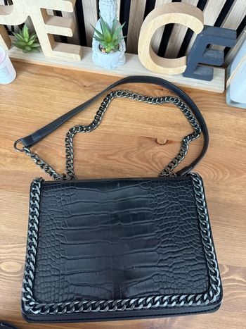 Sac croco noir avec chaîne argentée