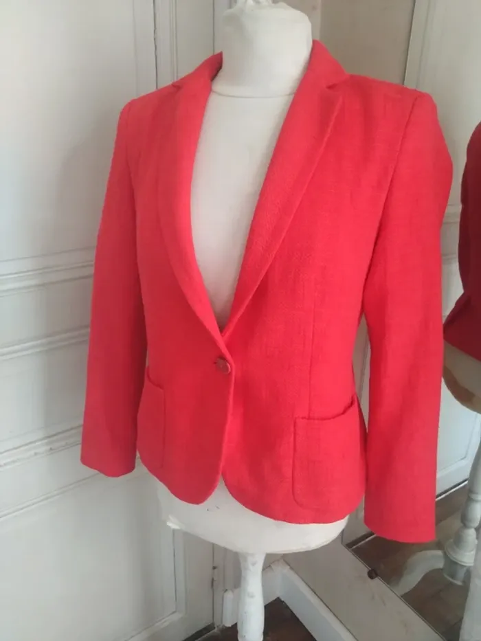 Veste Zara T38/M – rouge cintrée, chic et tendance