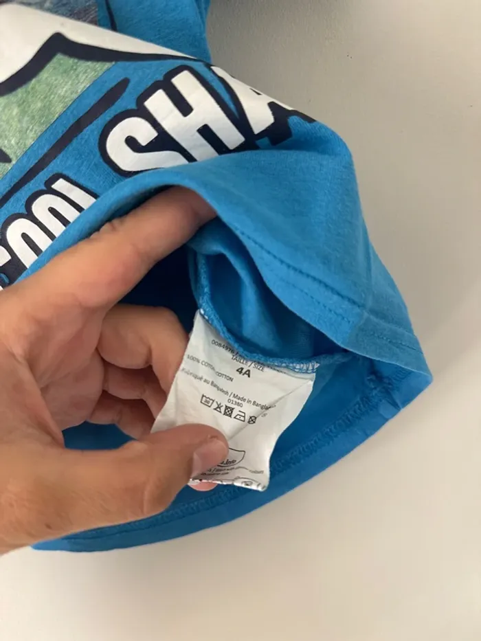 👕 T-shirt requin - garçon - la halle 4 ans -104 cm- 100% coton - bon état - photo numéro 5