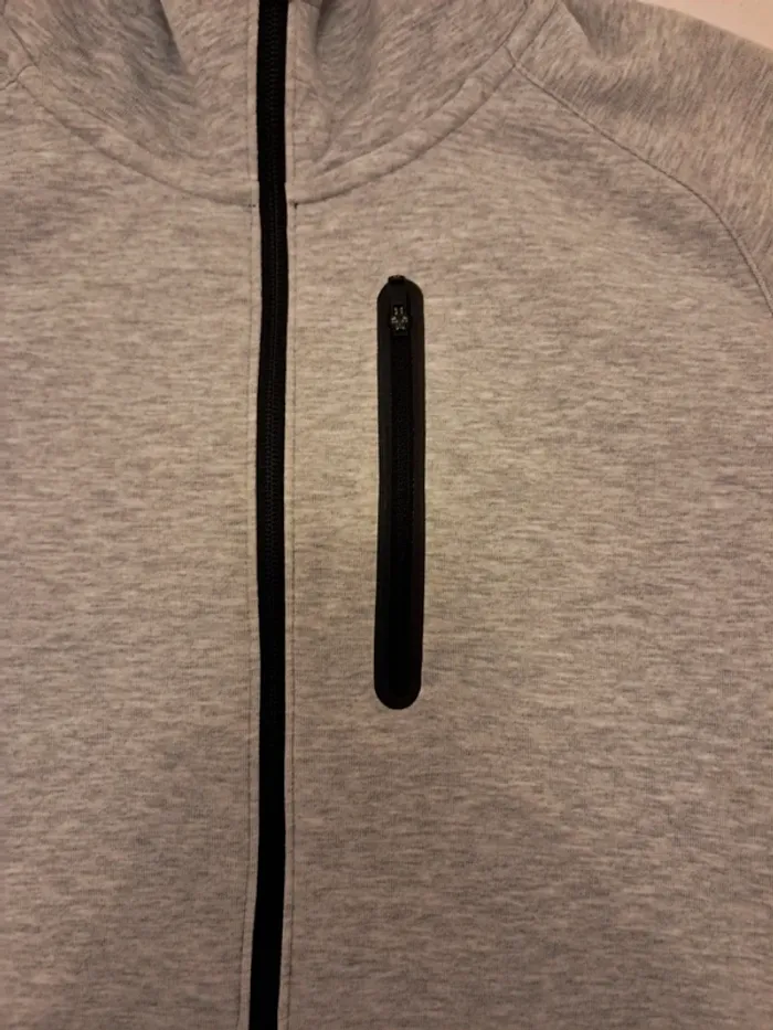Gilet Tech Uniqlo gris à capuche – taille M - photo numéro 3