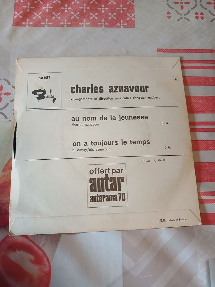 45T Charles Aznavour : Au nom de la jeunesse - photo numéro 2