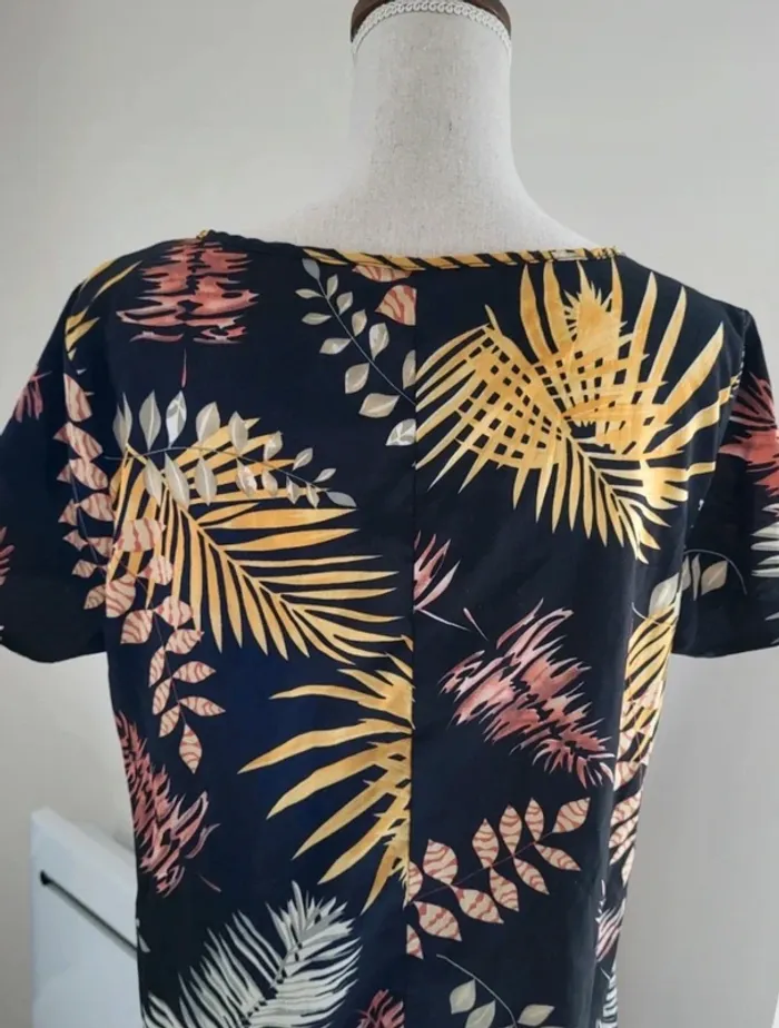 Robe courte noire motifs feuilles jaune et rose corail Taille 40 - photo numéro 6