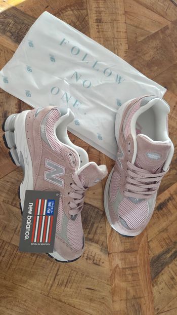 Baskets New Balance 2002R rose Taille 39