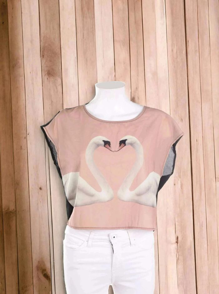 Douceur cygne : le t-shirt graphique qui illumine votre journée