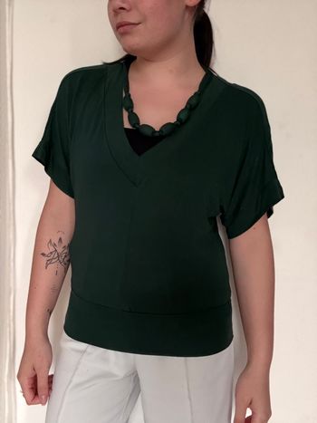 T-shirt vert col V avec collier taille M - top chic nœud dos - excellent état 