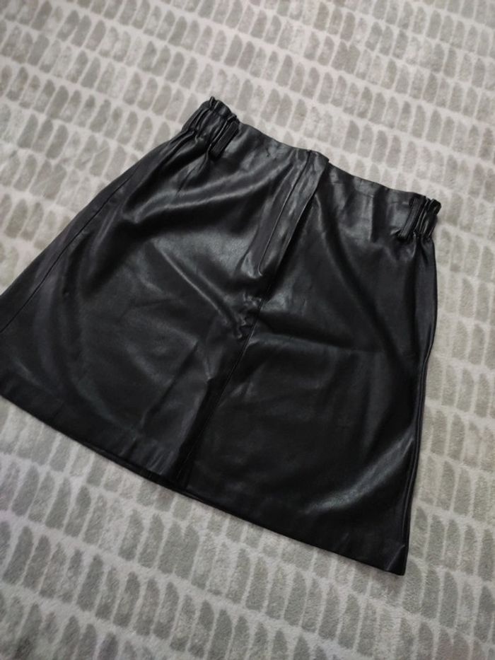 Jupe courte minijupe noir imitation cuir Mango taille S 36 - photo numéro 1