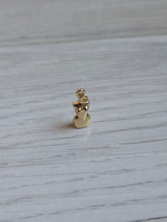 Pendentif Jean-Paul Gaultier Divine - photo numéro 2