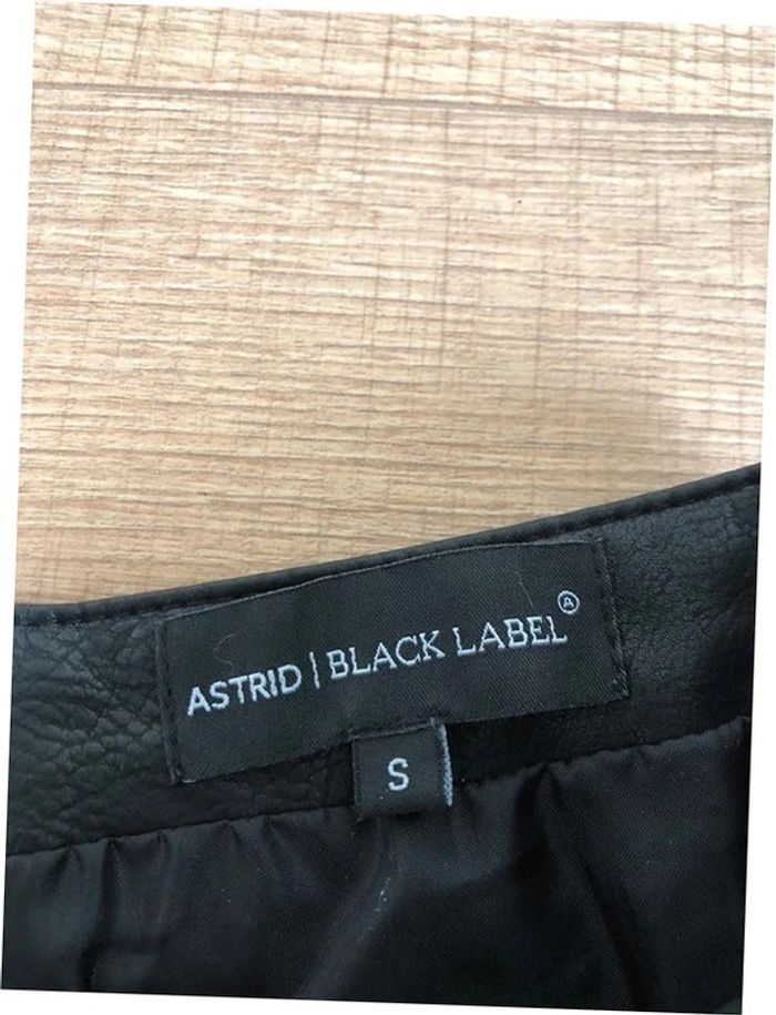 Jupe noire cloutée en simili cuir Astrid Black Label taille S jamais portée - photo numéro 15