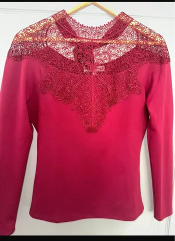 T shirt blouse manches longues épaules en dentelle bordeaux Morgan