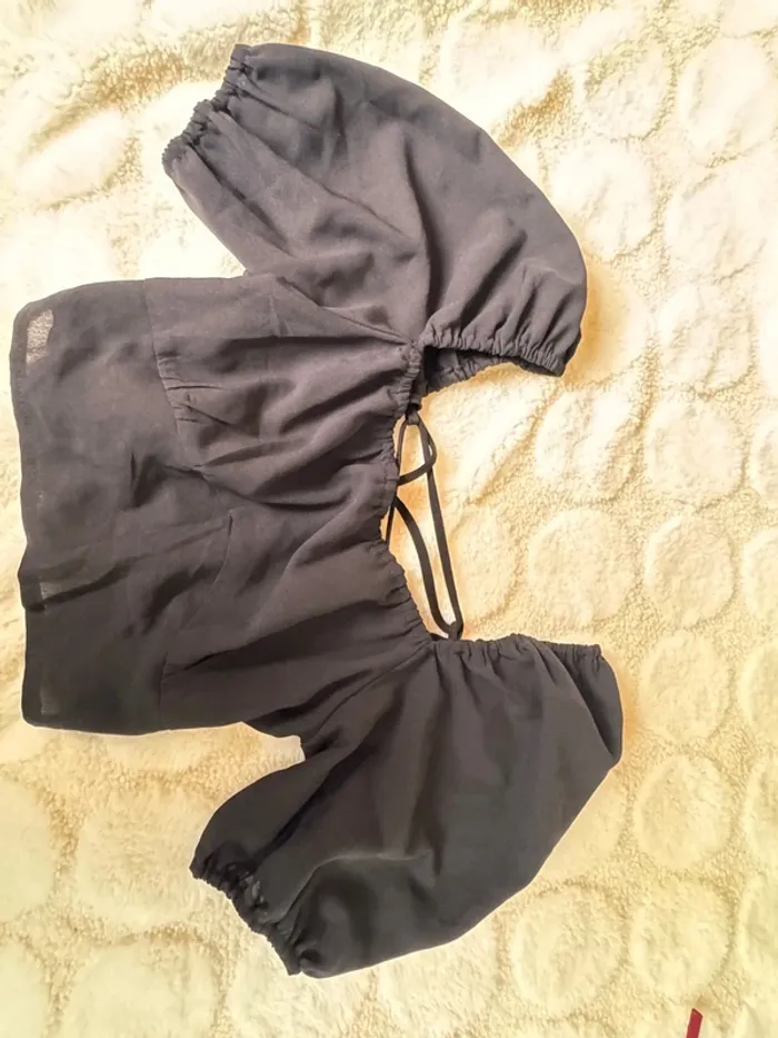 Top negro con mangas abullonadas