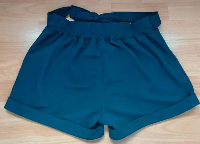 Short bleu foncé marine avec bandes blanches noires sur les côtes - photo numéro 6