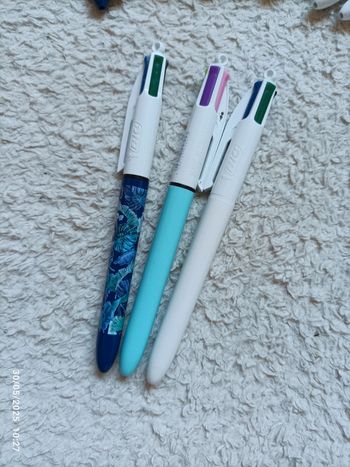 3 stylos Bic 4 couleurs neufs