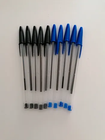 Lot 10 bics bleus/noirs